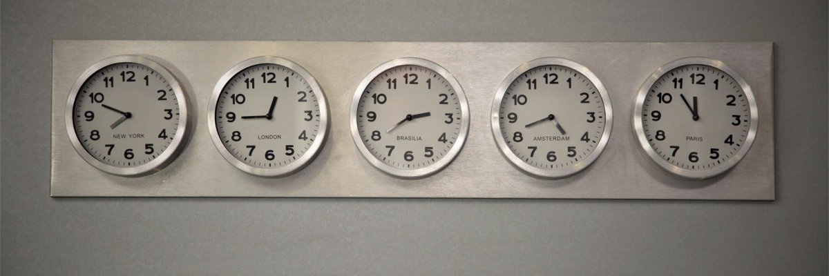 Titelbild Fünf Uhren, die unterschiedliche Uhrzeiten anzeigen