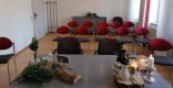 Kleines Trauzimmer Weitere Ansicht im kleinen Trauzimmer mit Kerzen und Vasen dekorierter Tisch mit Stühle für das Brautpaar und die Gäste