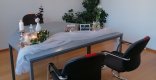 Kleines Trauzimmer Kleines Trauzimmer mit Kerzen und Vasen dekorierter Tisch mit Stühle für das Brautpaar und die Gäste