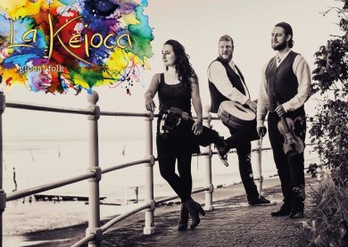 La Kejoca - global folk, zwei Männer und eine Frau mit Instrumenten in der Hand