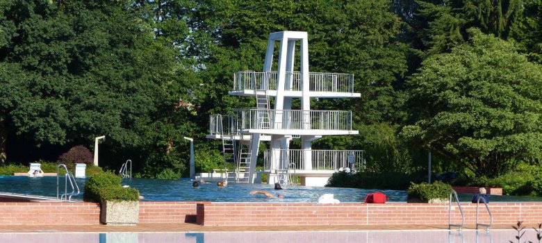 Sprungturm und Schwimmbeckens Freibad in Contwig