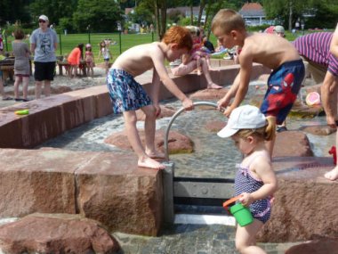 Wasserspielplatz Kinder spielen auf dem Wasserspielplatz in Contwig