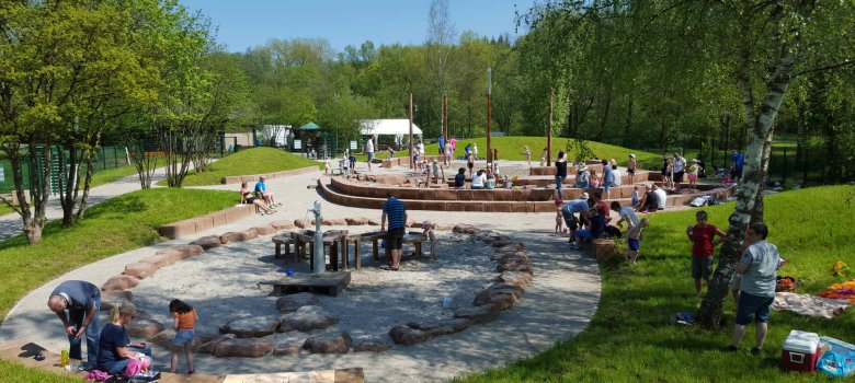 Wasserspielplatz Viele Erwachsene und Kinder spielen auf dem Wasserspielplatz in Contwig