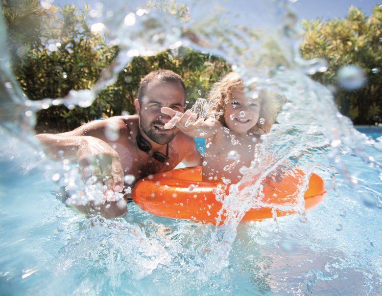 Schwimmbad Kind und Mann im Schwimmbad